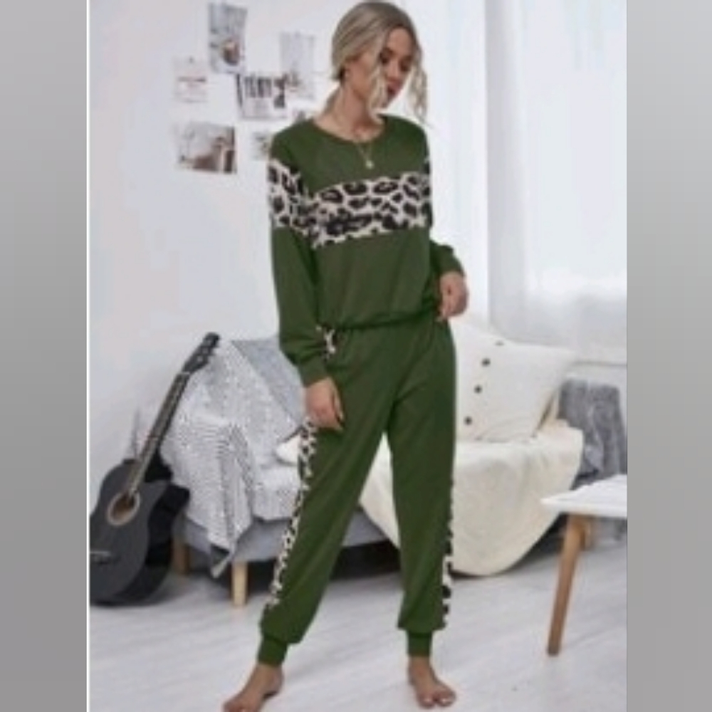 Like New Shein Green & Leopard Sweatshirt and Sweatpants Green Set Size Small